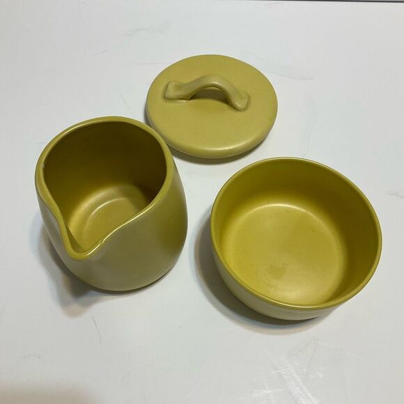 Crate & Barrel Creamer and Sugar Bowl. Signed B. Eigen. Pea green - Picture 12 of 16